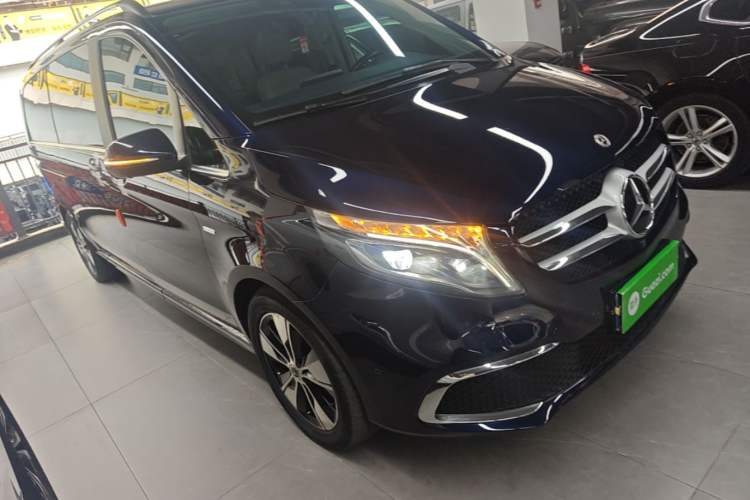 Used Mercedes-Benz V-Class 2021 V 260 L Long Wheelbase Prestige Edition Front Right 45 Deg
