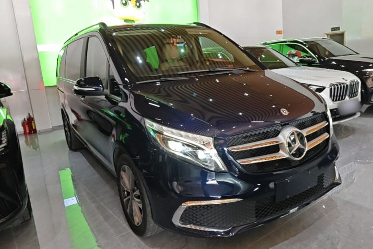 Used Mercedes-Benz V-Class 2021 V 260 Avantgarde Edition Front Right 45 Deg
