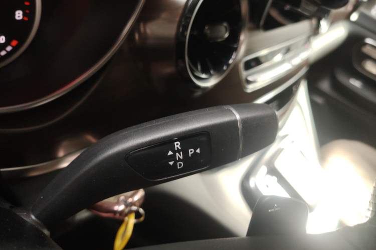 Used Mercedes-Benz V-Class 2021 V 260 Avantgarde Edition Gear Lever
