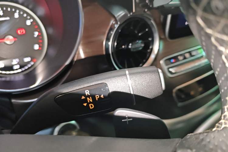 Used Mercedes-Benz V-Class 2021 V 260 Avantgarde Edition Gear Lever