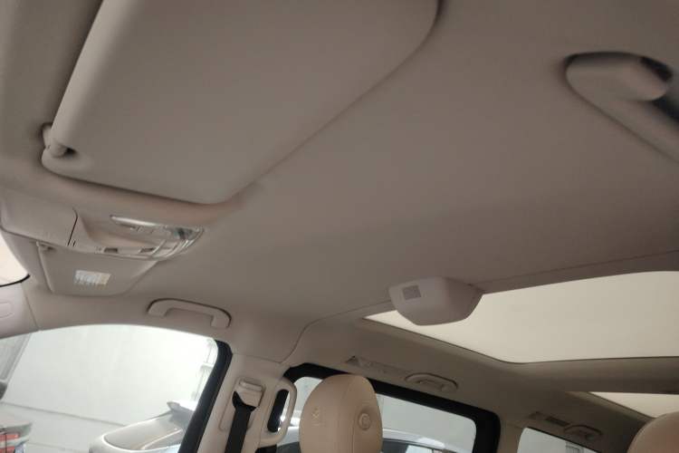 Used Mercedes-Benz V-Class 2021 V 260 Avantgarde Edition Headliner