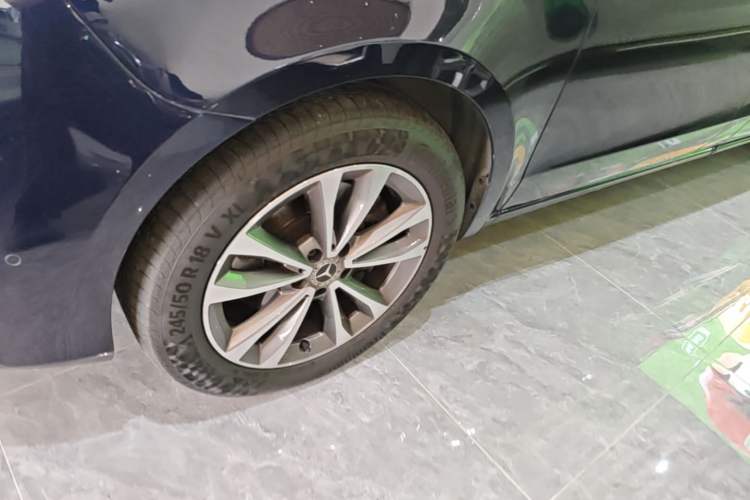 Used Mercedes-Benz V-Class 2021 V 260 Avantgarde Edition Left Front Wheel Hub