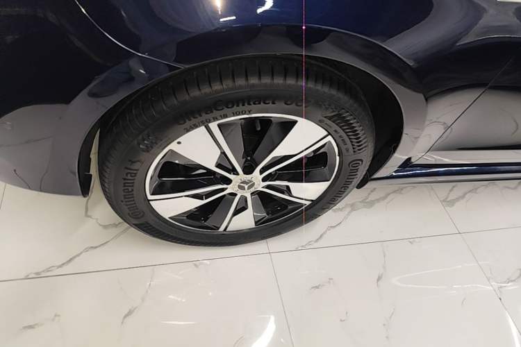 Used Mercedes-Benz V-Class 2021 V 260 L Long Wheelbase Prestige Edition Left Front Wheel Hub