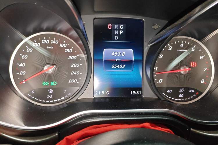 Used Mercedes-Benz V-Class 2021 V 260 Avantgarde Edition Odometer Close Up