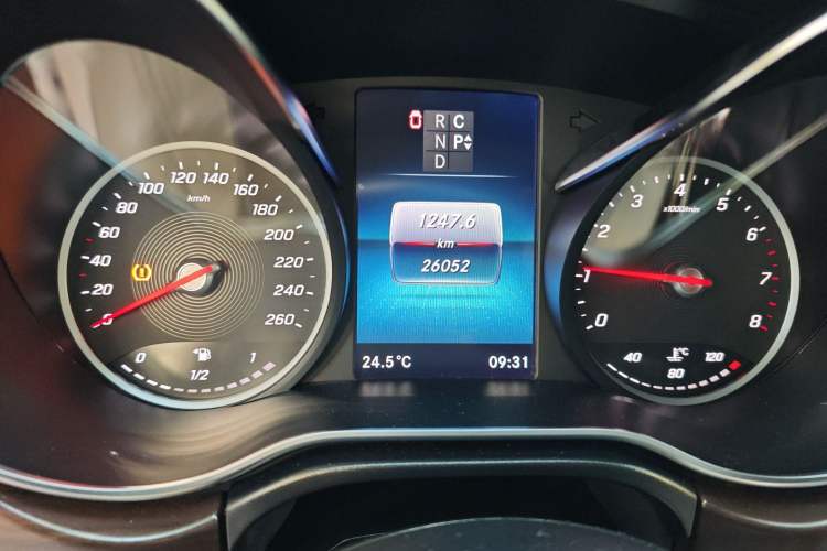 Used Mercedes-Benz V-Class 2021 V 260 Avantgarde Edition Odometer Close Up