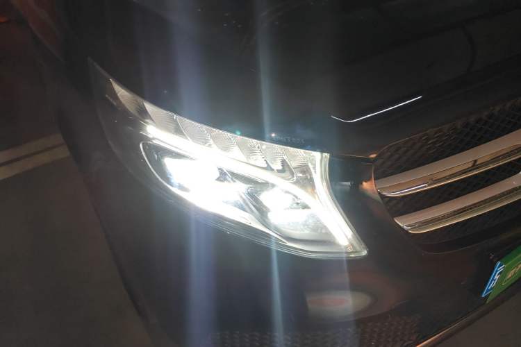 Used Mercedes-Benz V-Class 2021 V 260 Avantgarde Edition Right Front Headlight