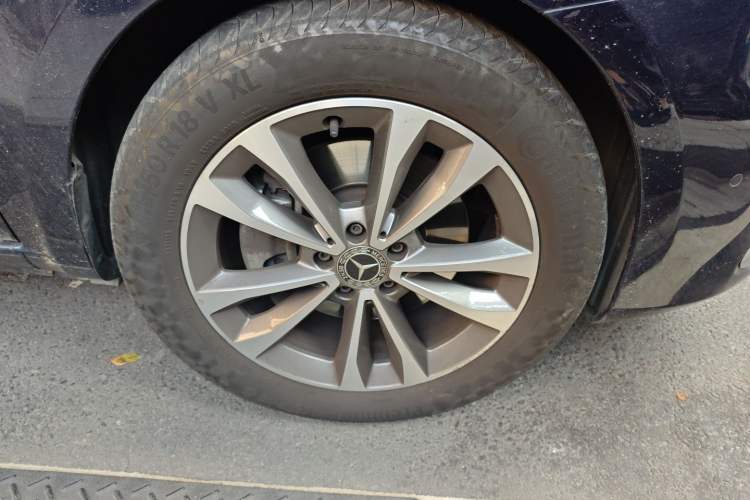 Used Mercedes-Benz V-Class 2021 V 260 Avantgarde Edition Right Front Wheel Hub