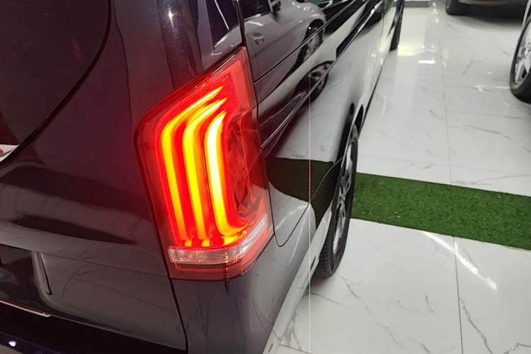 Used Mercedes-Benz V-Class 2021 V 260 L Long Wheelbase Prestige Edition Right Rear Taillight