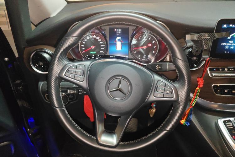 Used Mercedes-Benz V-Class 2021 V 260 Avantgarde Edition Steering Wheel