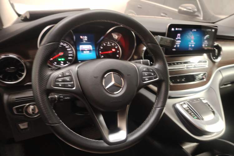 Used Mercedes-Benz V-Class 2021 V 260 Avantgarde Edition Steering Wheel