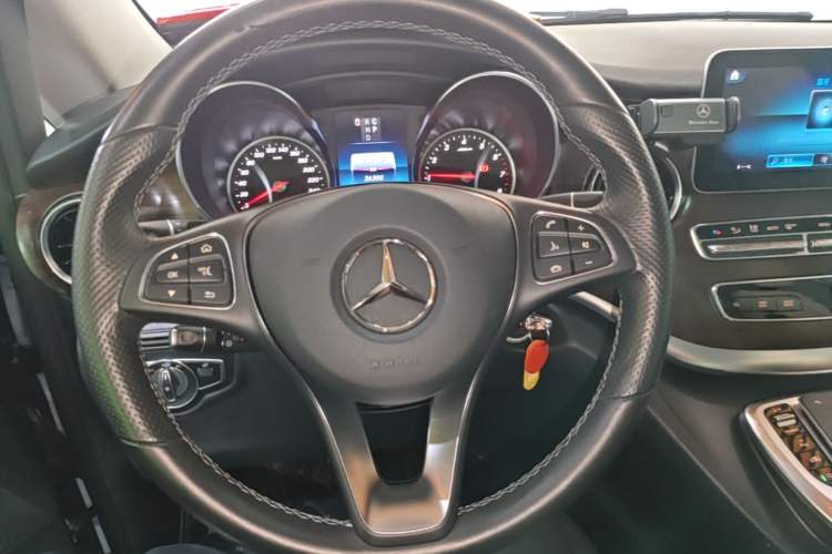 Used Mercedes-Benz V-Class 2021 V 260 Avantgarde Edition Steering Wheel