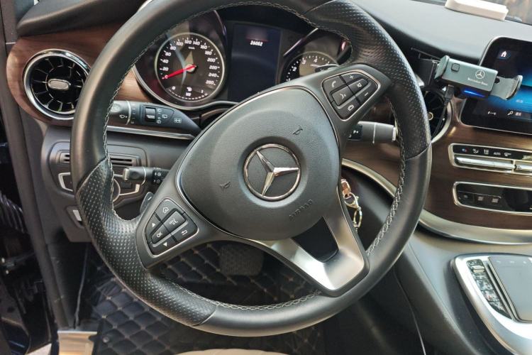 Used Mercedes-Benz V-Class 2021 V 260 Avantgarde Edition Steering Wheel