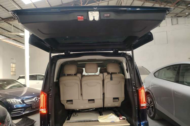 Used Mercedes-Benz V-Class 2021 V 260 Avantgarde Edition Trunk