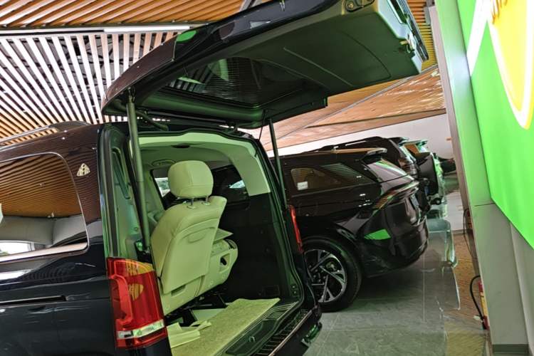 Used Mercedes-Benz V-Class 2021 V 260 Avantgarde Edition Trunk