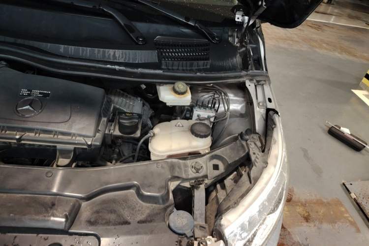 Used Mercedes-Benz V-Class  Engine Bay Left