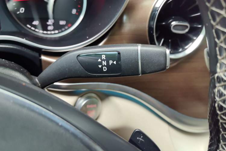 Used Mercedes-Benz V-Class 2021 V 260 L Long Wheelbase Prestige Edition Gear Lever