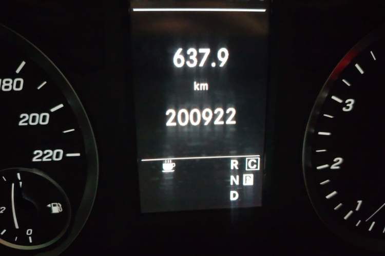 Used Mercedes-Benz V-Class  Odometer Close Up