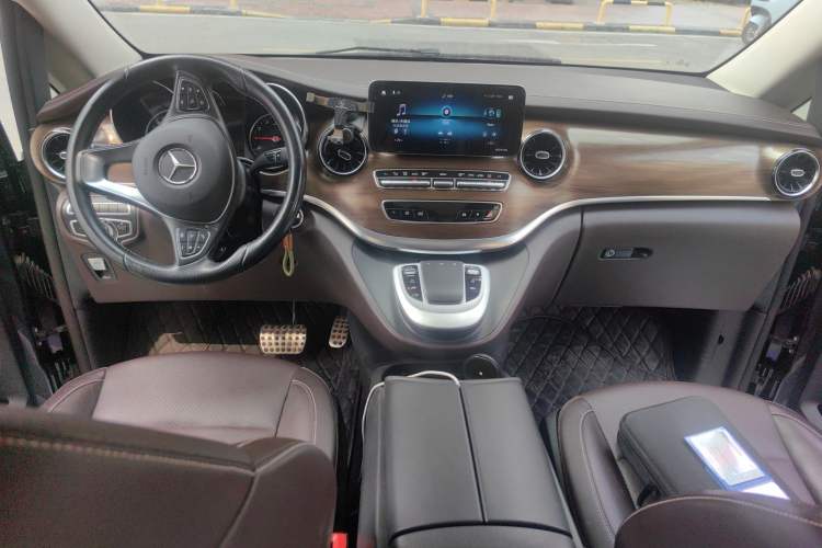 Used Mercedes-Benz V-Class 2021 V 260 L Long-wheelbase Luxury Edition Center Console