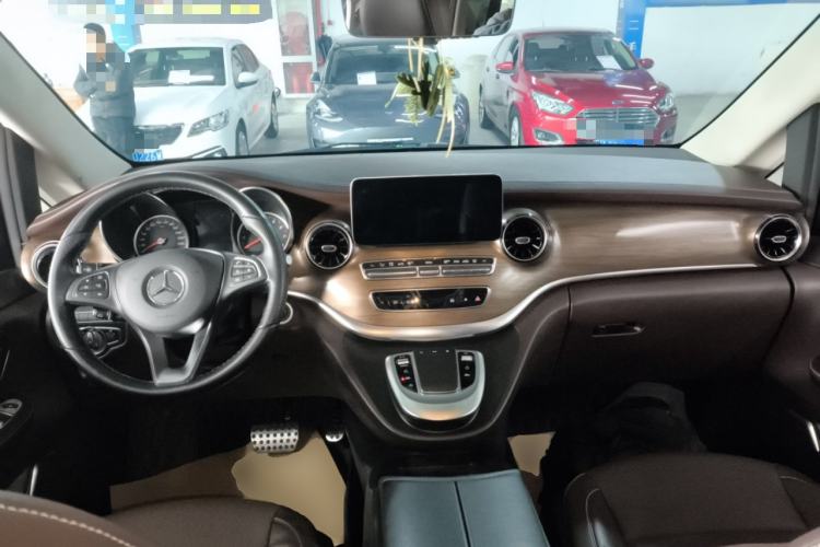 Used Mercedes-Benz V-Class 2021 V 260 L Long-wheelbase Luxury Edition Center Console