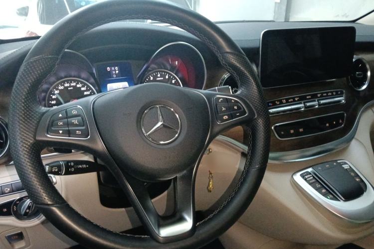 Used Mercedes-Benz V-Class 2021 V 260 L Long-wheelbase Luxury Edition Center Console