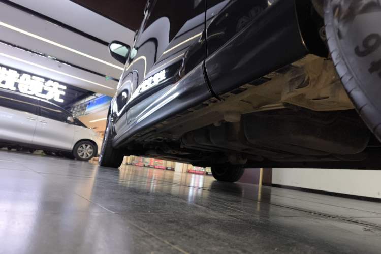 Used Mercedes-Benz V-Class 2021 V 260 L Long Wheelbase Prestige Edition Left Side Sill