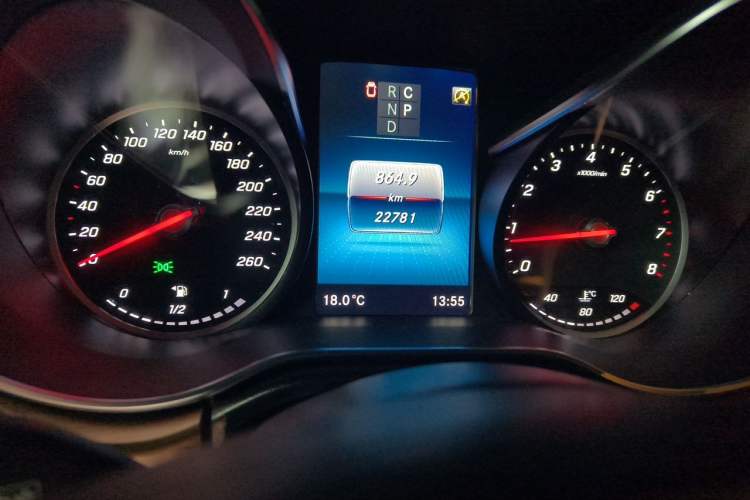 Used Mercedes-Benz V-Class 2021 V 260 L Long-wheelbase Luxury Edition Odometer Close Up