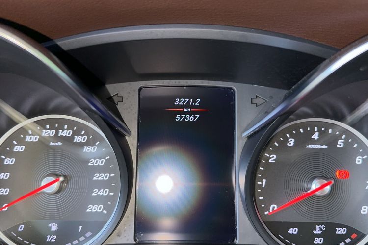 Used Mercedes-Benz V-Class 2021 V 260 L Long-wheelbase Luxury Edition Odometer Close Up