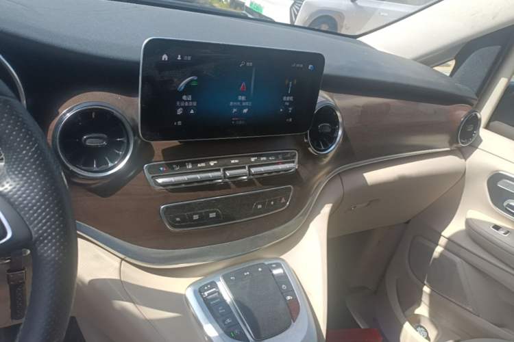 Used Mercedes-Benz V-Class 2021 V 260 Avantgarde Edition Audio And AC Panel
