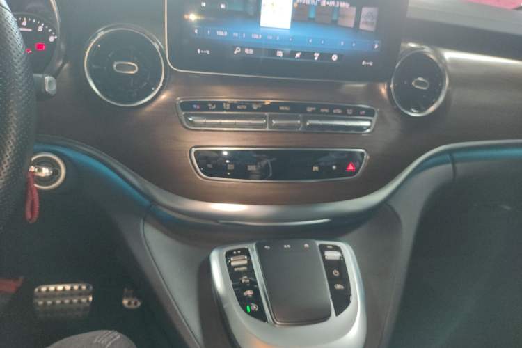 Used Mercedes-Benz V-Class 2021 V 260 Prestige Edition Center Console