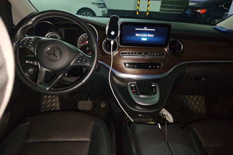 Used Mercedes-Benz V-Class 2021 V 260 Avantgarde Edition Center Console