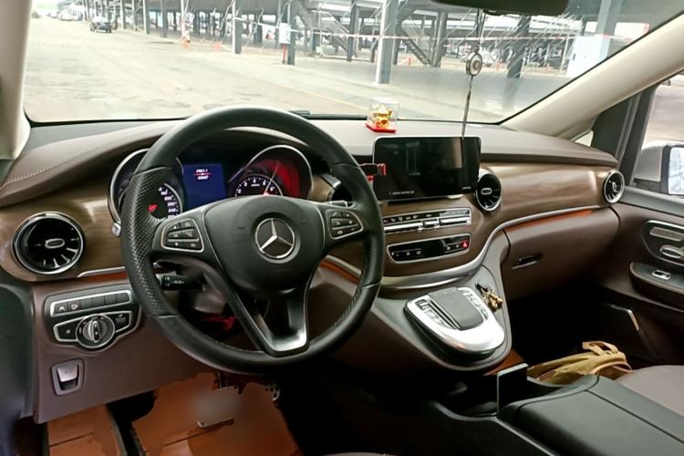Used Mercedes-Benz V-Class 2021 V 260 L Long-wheelbase Luxury Edition Center Console