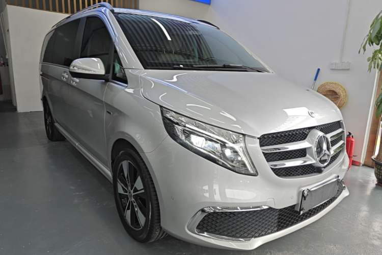 Used Mercedes-Benz V-Class 2021 V 260 Prestige Edition Front Right 45 Deg