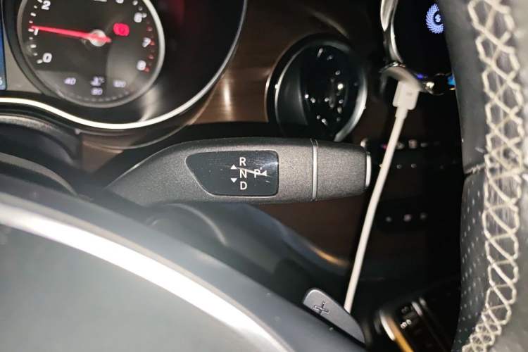 Used Mercedes-Benz V-Class 2021 V 260 Avantgarde Edition Gear Lever