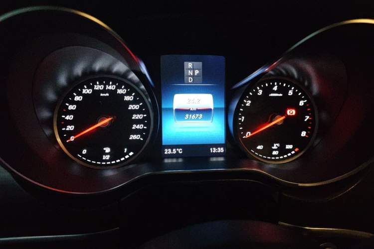 Used Mercedes-Benz V-Class 2021 V 260 Avantgarde Edition Odometer Close Up