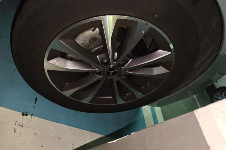 Used Mercedes-Benz V-Class 2021 V 260 Avantgarde Edition Right Front Wheel Hub