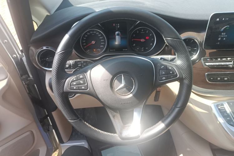 Used Mercedes-Benz V-Class 2021 V 260 Avantgarde Edition Steering Wheel
