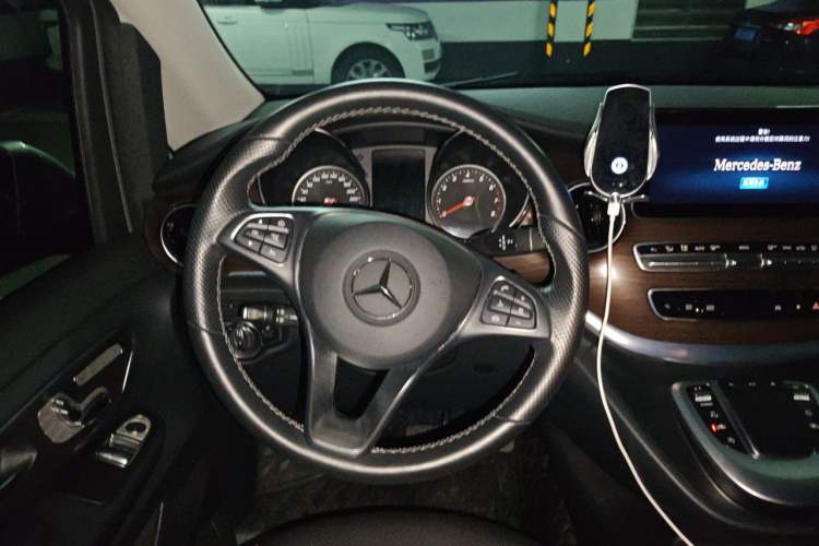 Used Mercedes-Benz V-Class 2021 V 260 Avantgarde Edition Steering Wheel