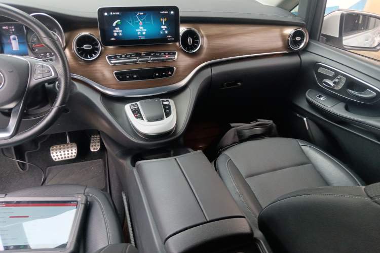 Used Mercedes-Benz V-Class 2021 V 260 Prestige Edition Audio And AC Panel