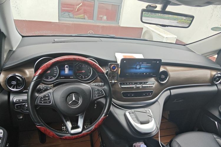 Used Mercedes-Benz V-Class 2021 V 260 L Long-wheelbase Luxury Edition Center Console