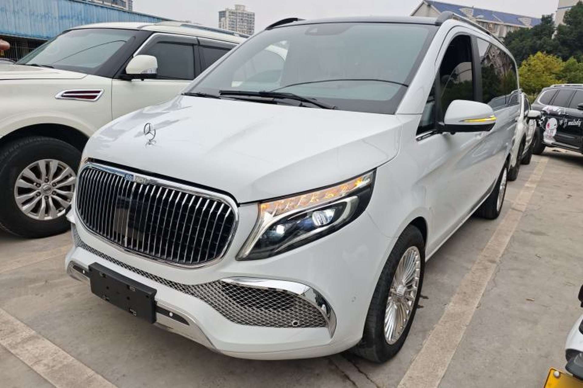 Used Mercedes-Benz V-Class 2021 V 260 Avantgarde Edition Front Left 45 Deg