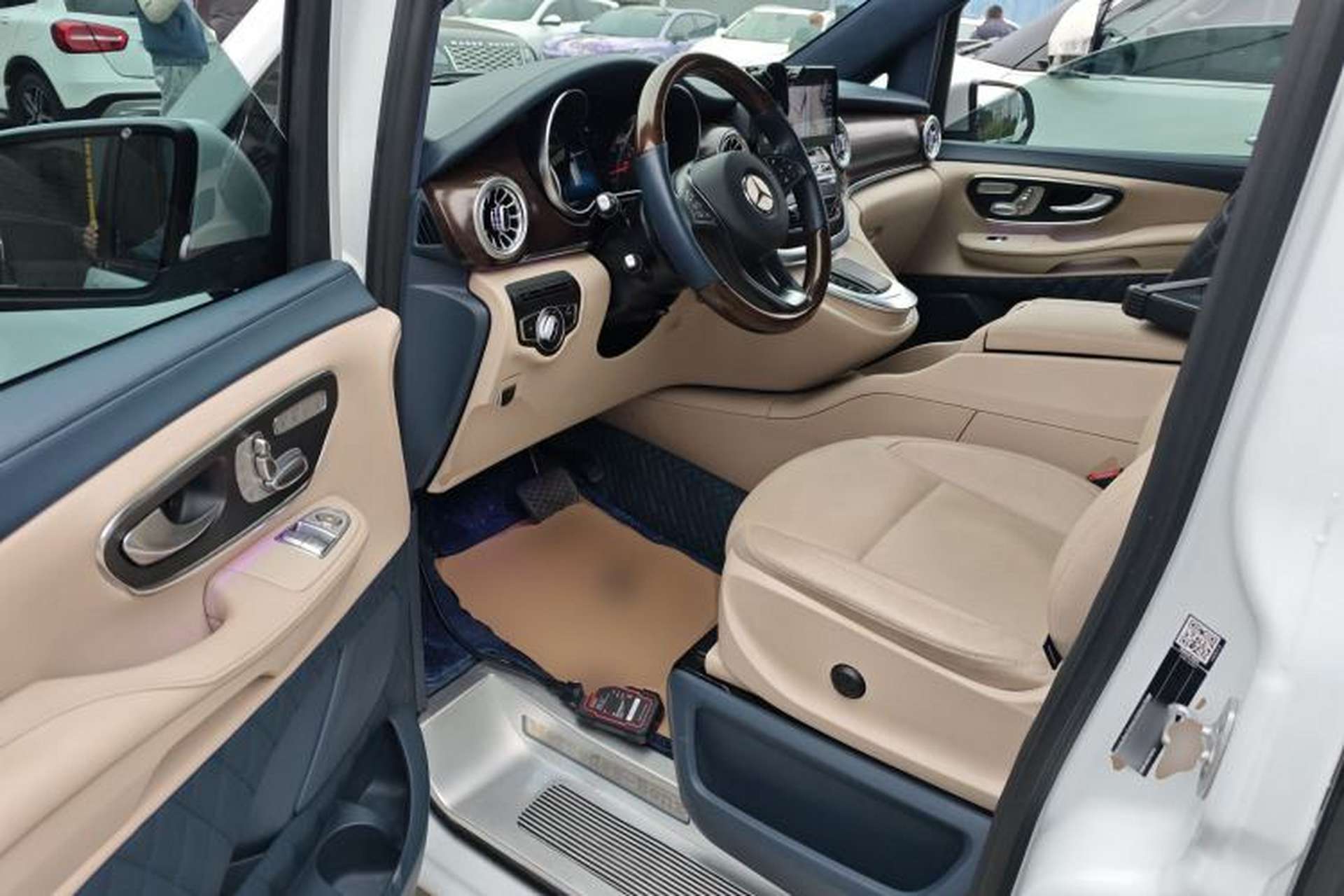 Used Mercedes-Benz V-Class 2021 V 260 Avantgarde Edition Interior 3