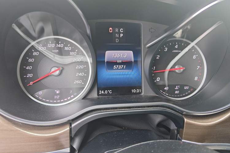 Used Mercedes-Benz V-Class 2021 V 260 L Long-wheelbase Luxury Edition Odometer Close Up