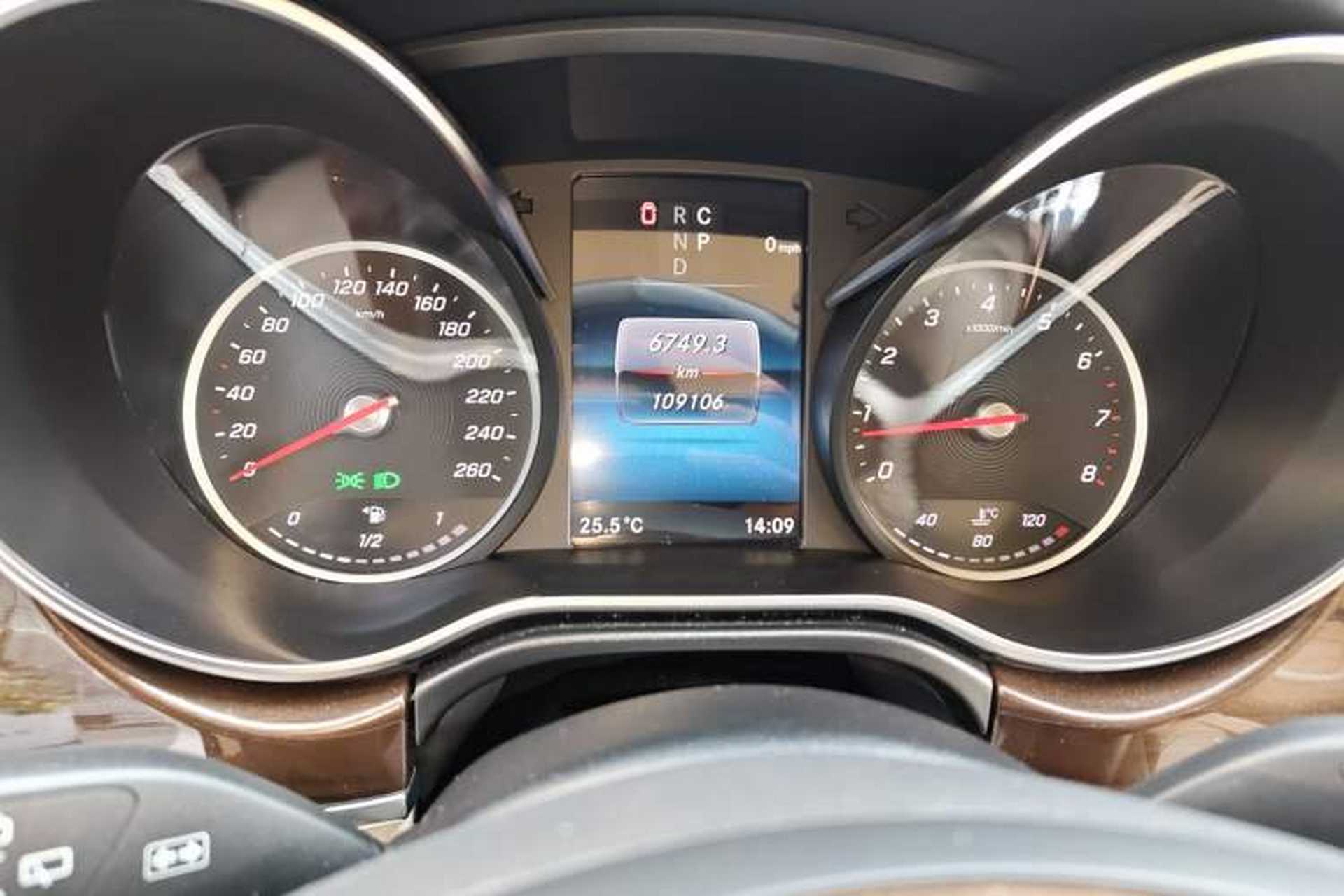 Used Mercedes-Benz V-Class 2021 V 260 Avantgarde Edition Odometer Close Up