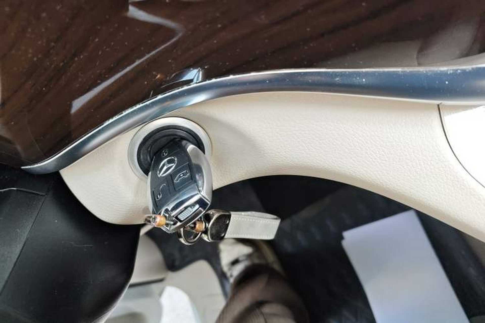 Used Mercedes-Benz V-Class 2021 V 260 Avantgarde Edition Vehicle Key