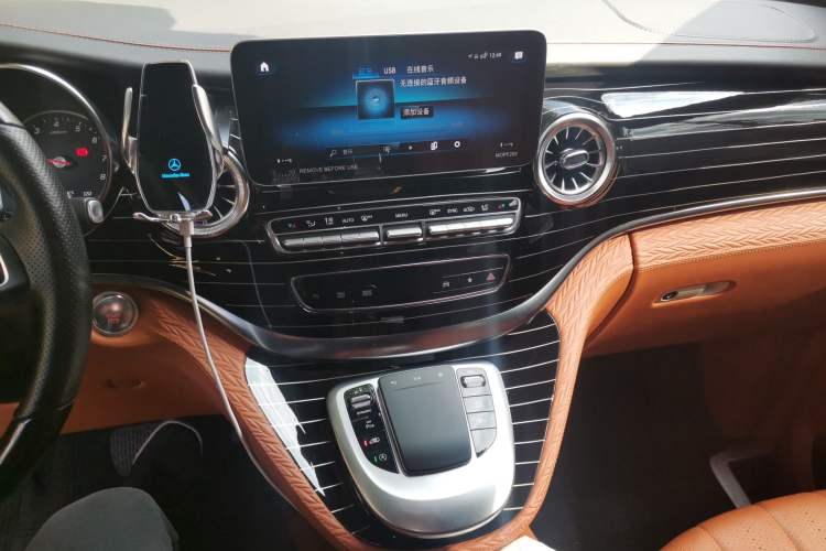 Used Mercedes-Benz V-Class 2022 V 260 Avantgarde Edition Audio And AC Panel