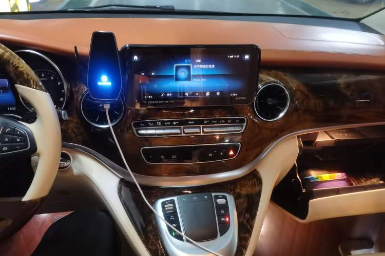 Used Mercedes-Benz V-Class 2022 V 260 Avantgarde Edition Audio And AC Panel