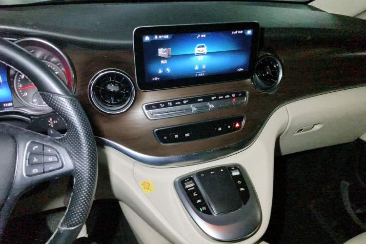 Used Mercedes-Benz V-Class 2022 V 260 Avantgarde Edition Audio And AC Panel