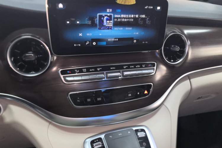 Used Mercedes-Benz V-Class 2022 V 260 Avantgarde Edition Audio And AC Panel