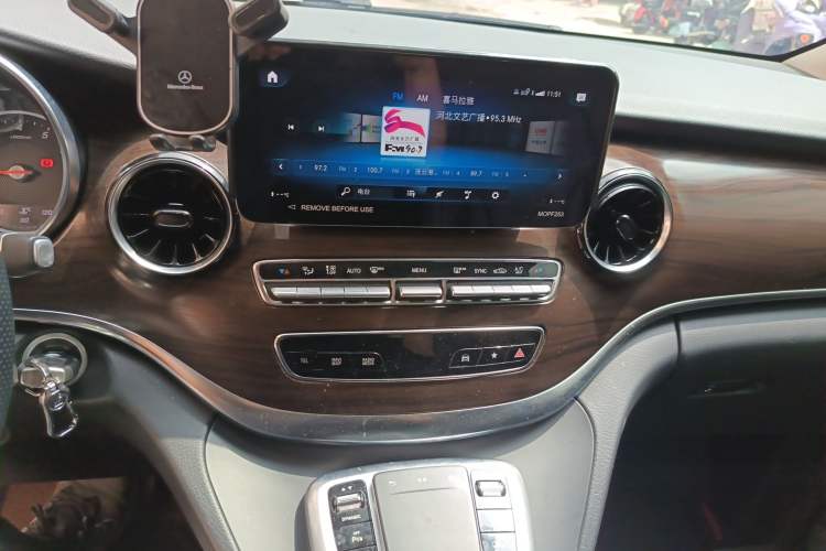 Used Mercedes-Benz V-Class 2022 V 260 Avantgarde Edition Audio And AC Panel
