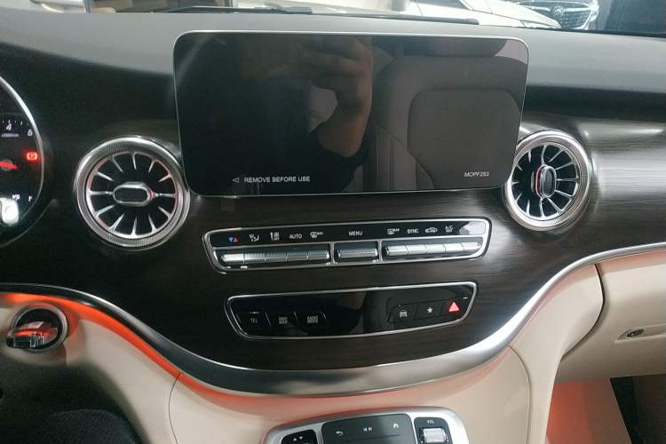 Used Mercedes-Benz V-Class 2022 V 260 Avantgarde Edition Audio And AC Panel